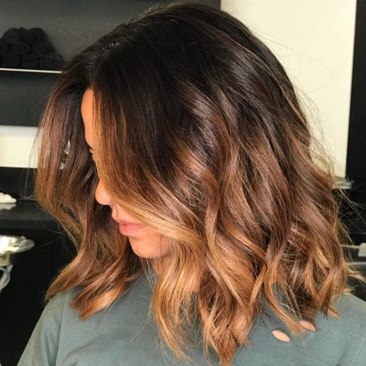 Mulher com cabelo estilo morena iluninado