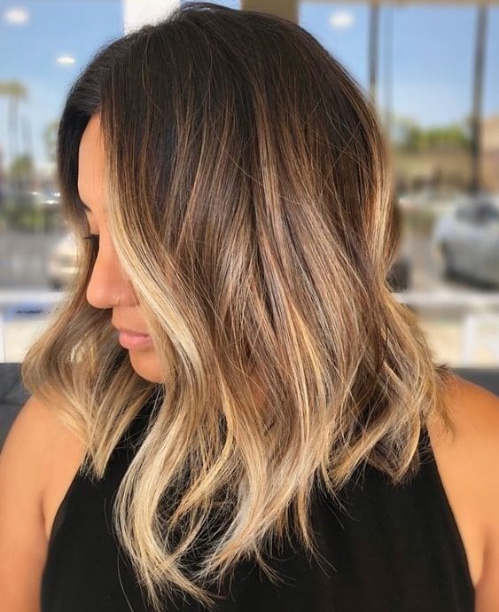 Mulher de perfil com cabelo feito luzes