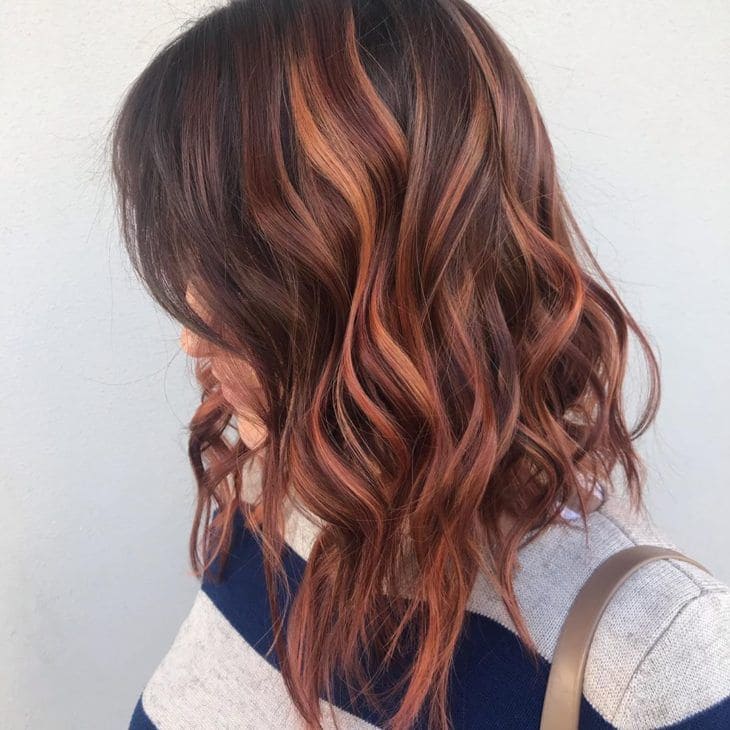 mulher cabelo curto com luzes