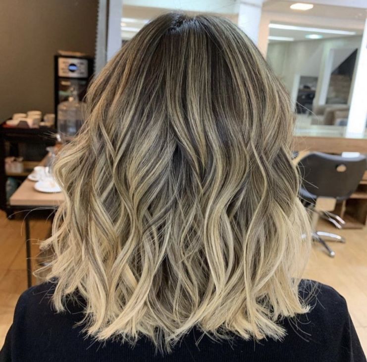 Mulher com cabelo ombre morena iluminada