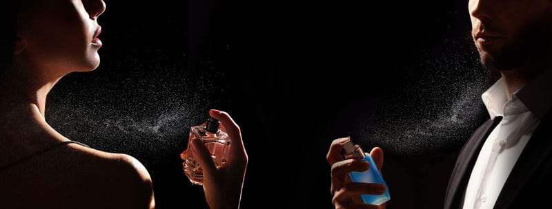 pessoa borrifando perfume