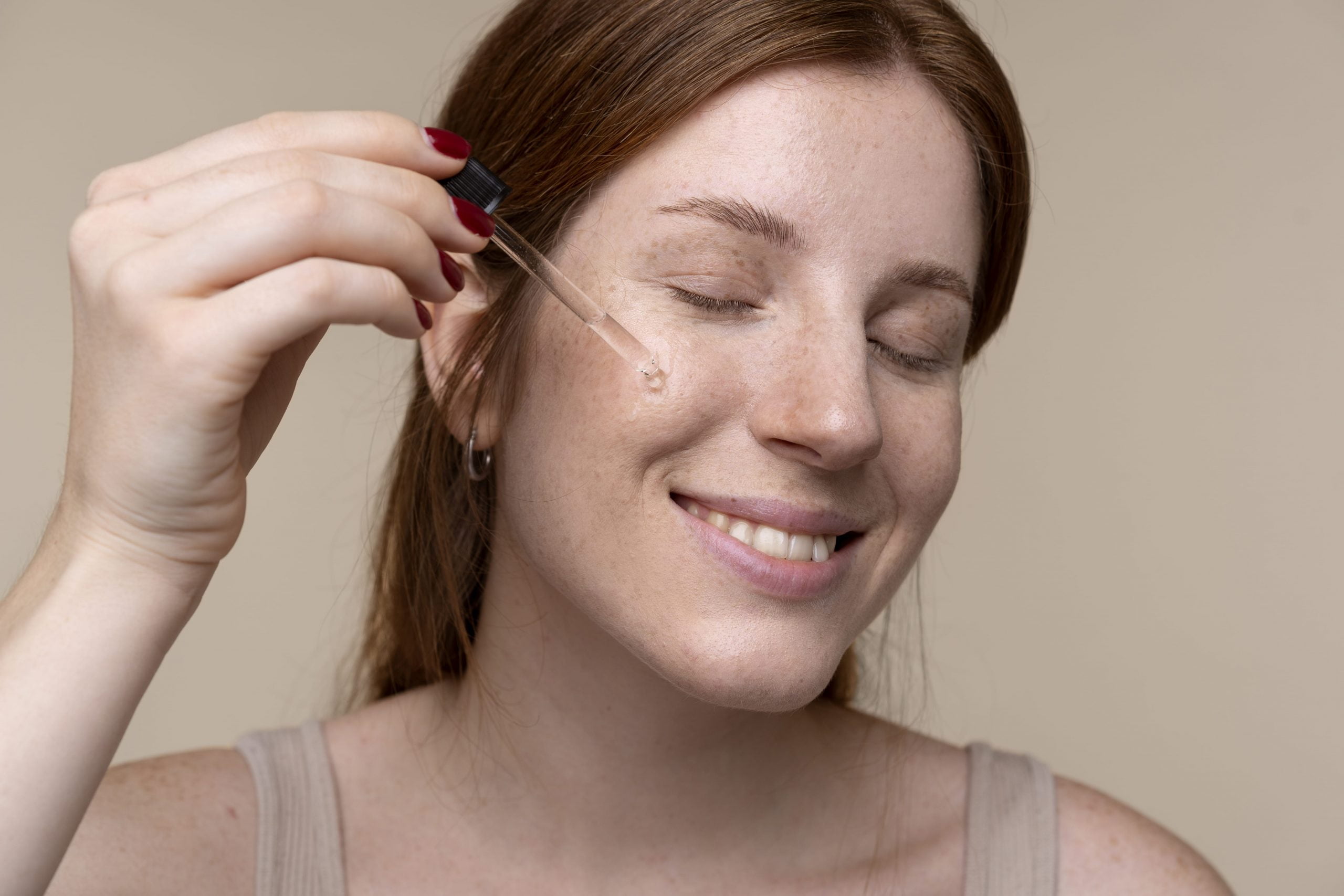 mulher preparando a pele para maquiar