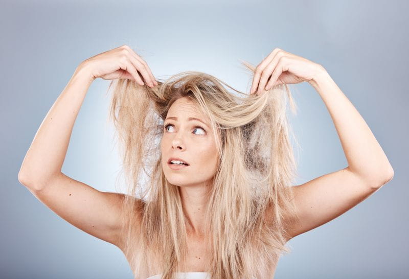 mulher loira com frizz no cabelo