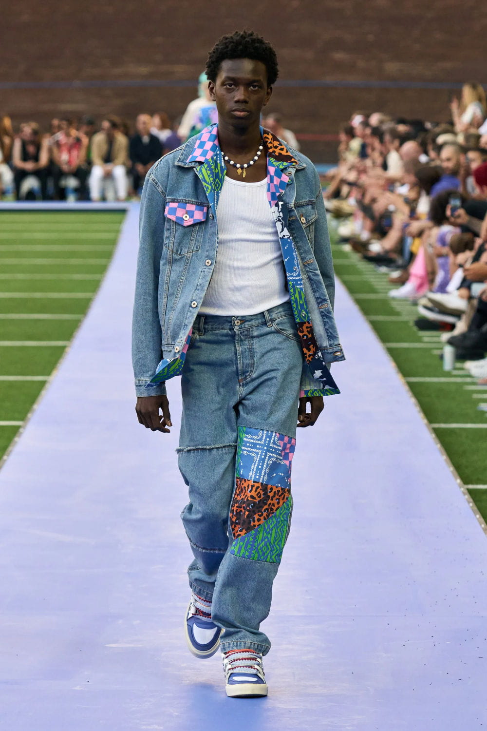 modelo desfilando com look all jeans