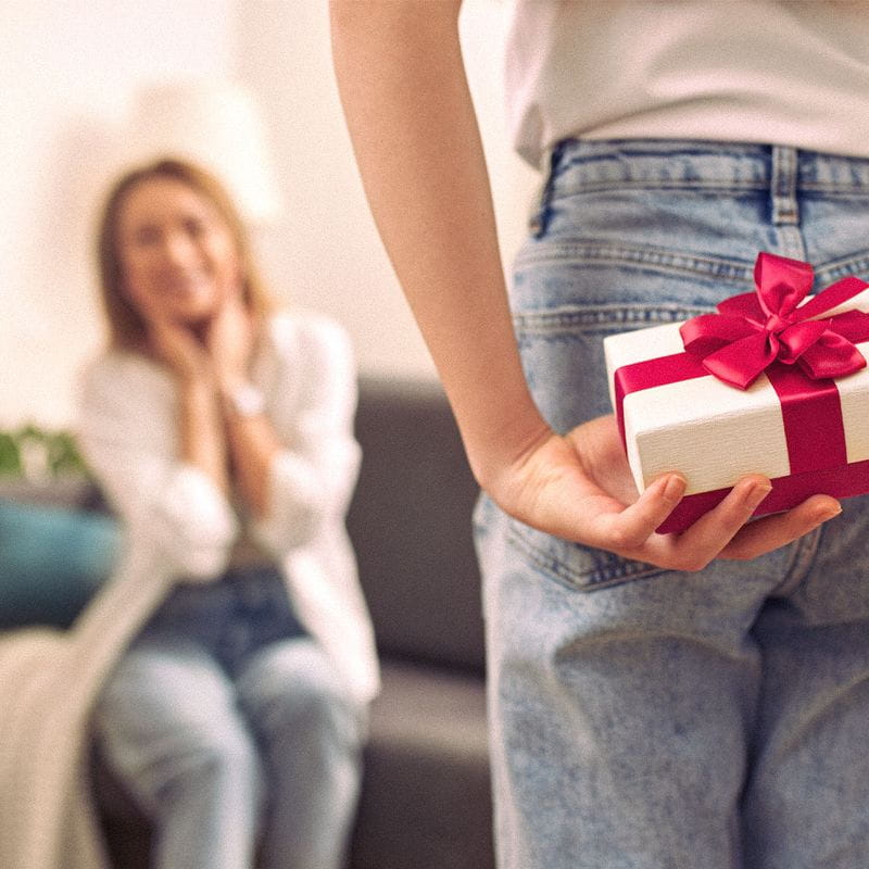 pessoa entrega presente para a mãe