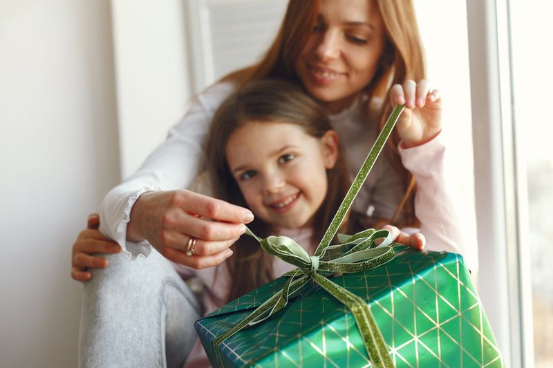familia sentada em casa com presentes