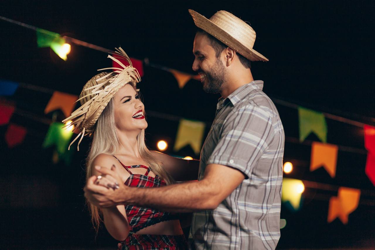 casal dança em festa junina