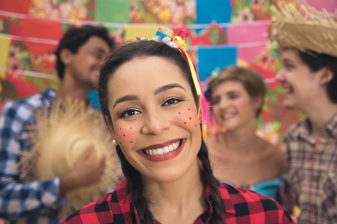 mulher com maquiagem de festa junina