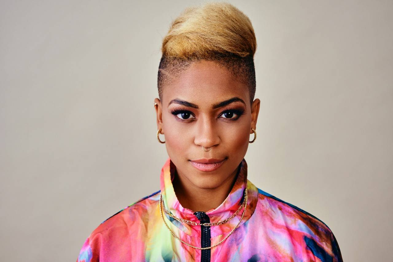 mulher com coque alto e roupa colorida