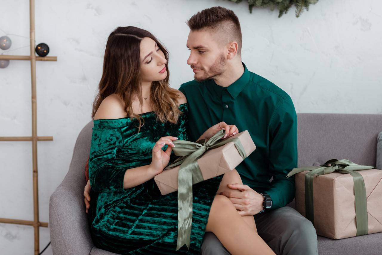 casal troca presentes de dia dos namorados