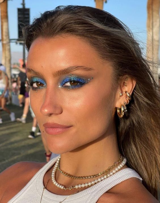 make colorida com predarias nas palpebras