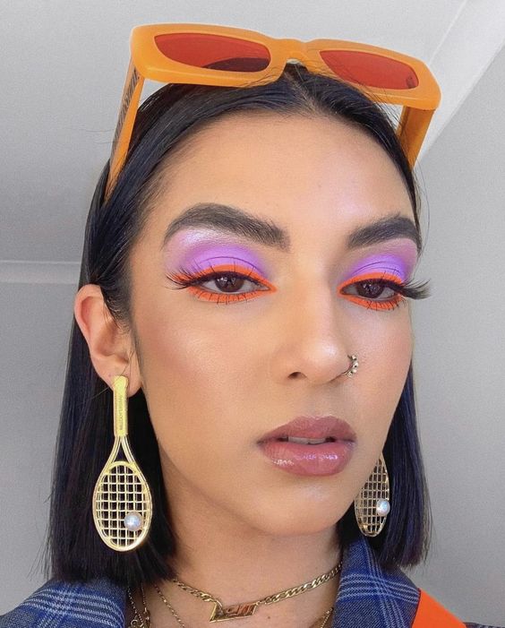 maquiagem para festival com olho colorido com sombra roxa e laranja