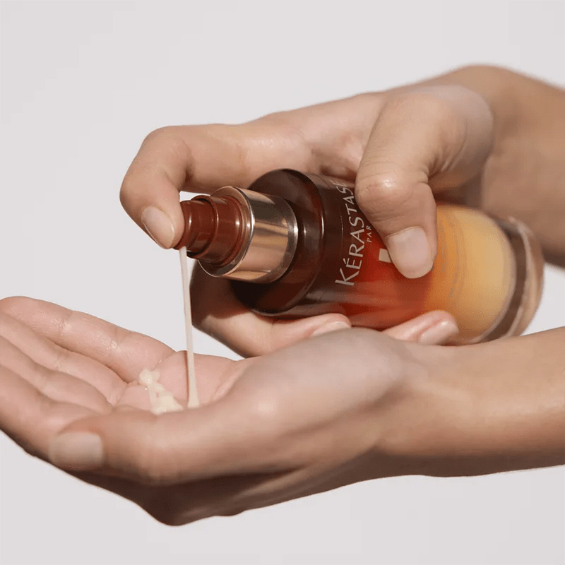 mão aplicando o serum de nutrição da kérastase com textura densa