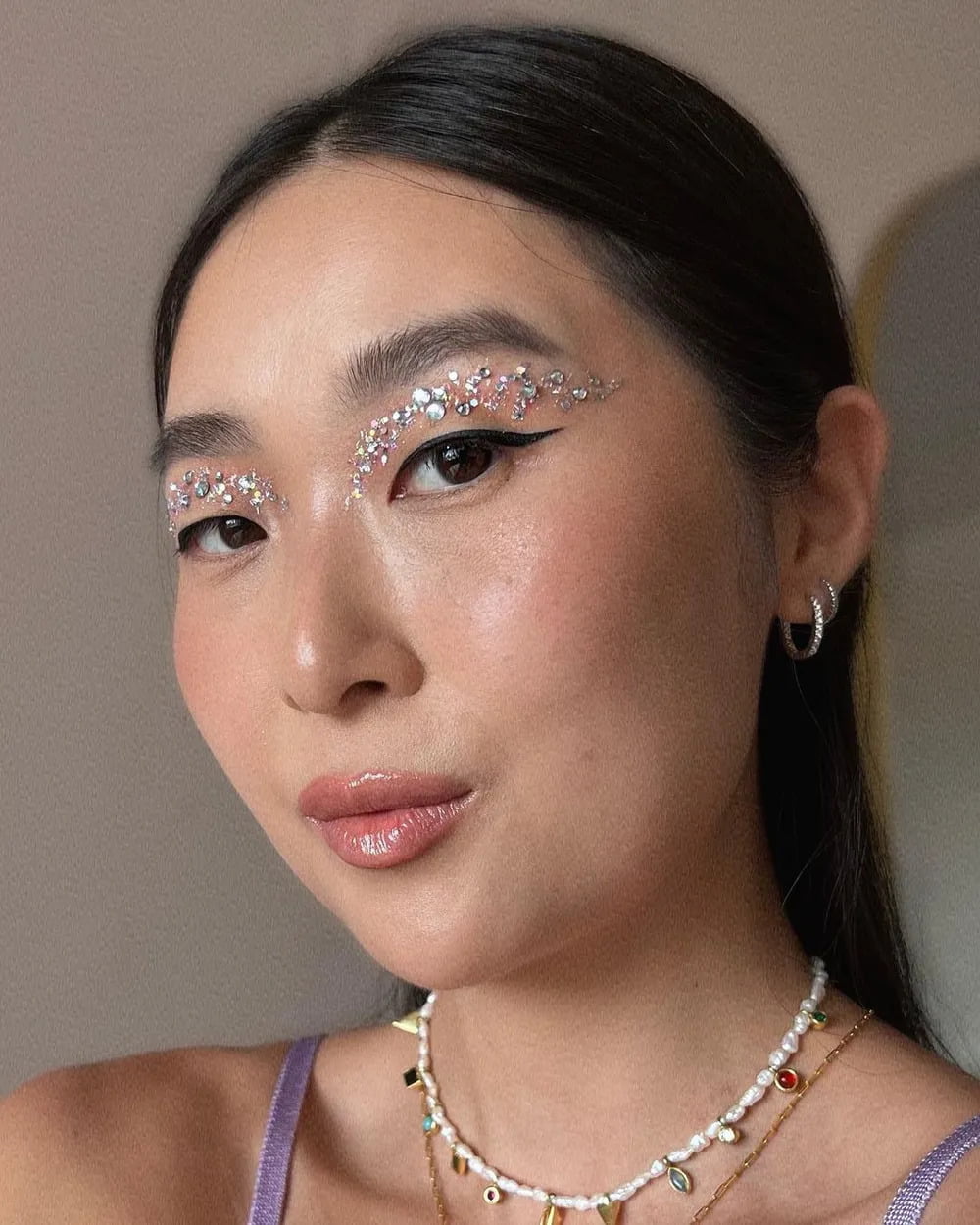 maquiagem colorida com pedrarias