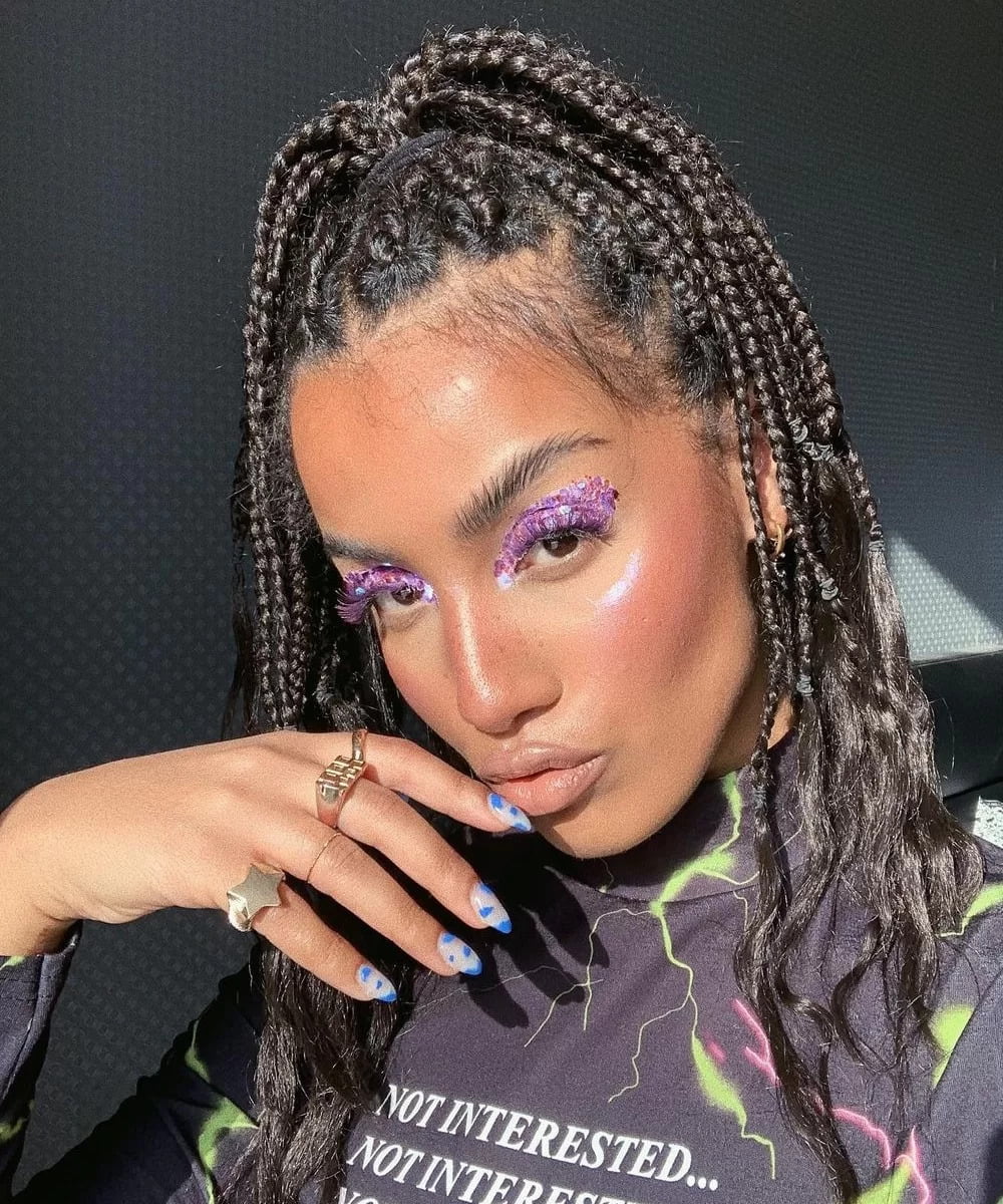 make feita com glitter colorido lilás