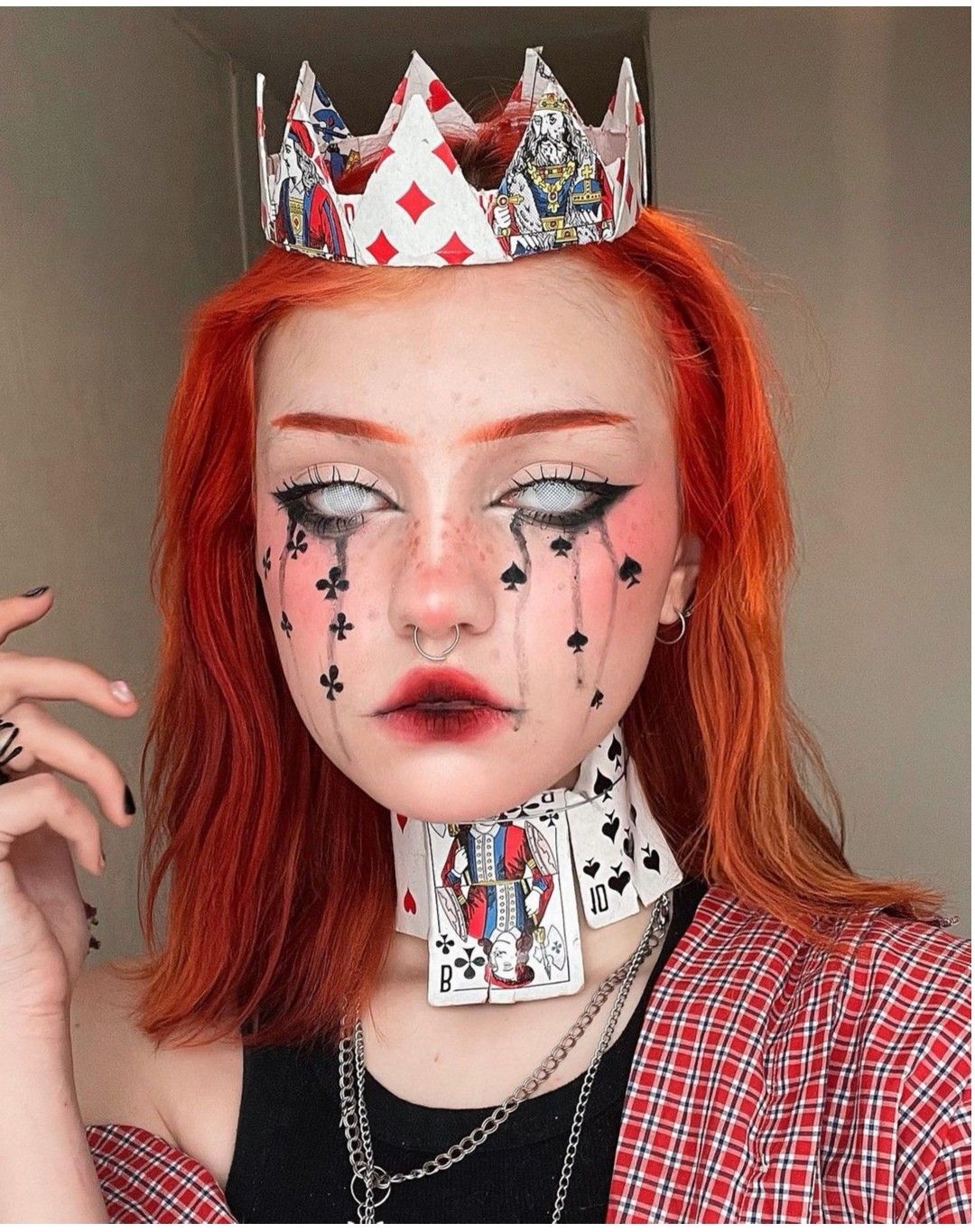 menina com maquiagem da rainha de copas e uma coroa feita de baralho