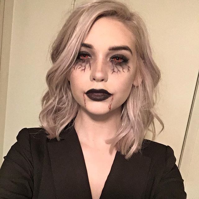 maquiagem de zoombi com sangue escorrendo pelos olhos para usar no haloween