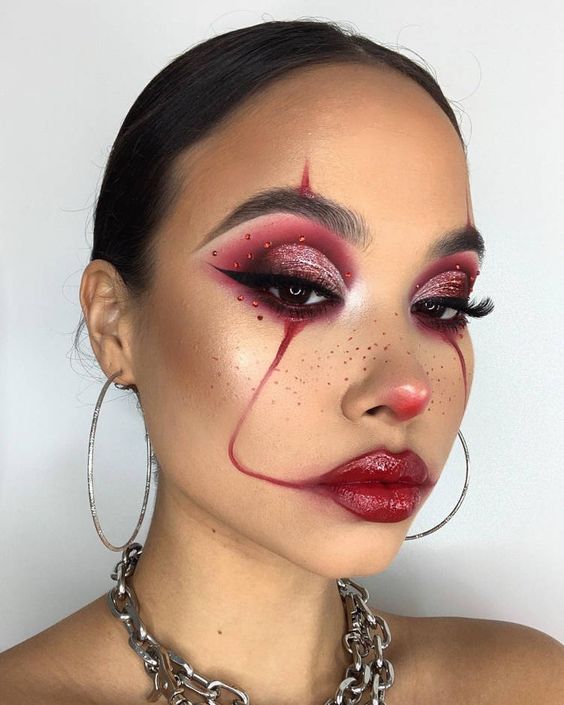 maquiagem de it a coisa com cores vermelha e glitter