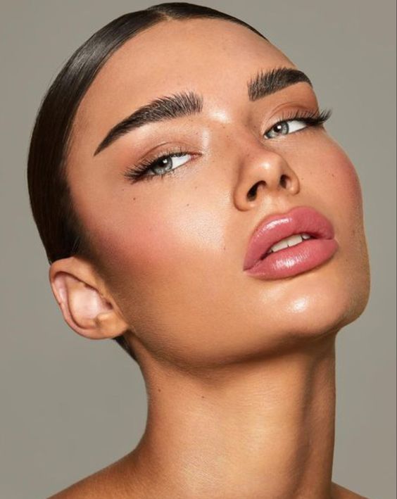 maquiagem para o Ano Novo bem clean, apenas com os lábios destacados