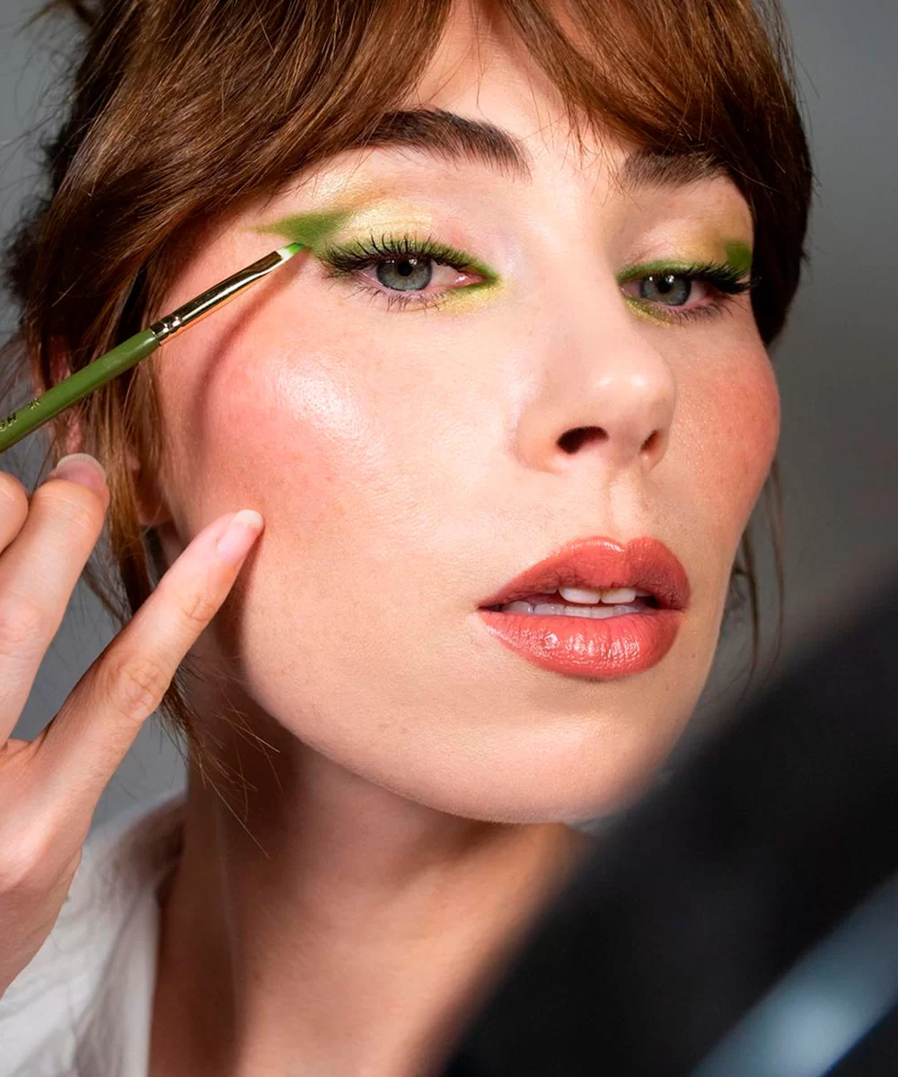 Delineado espumado na cor verde para usar no Ano Novo