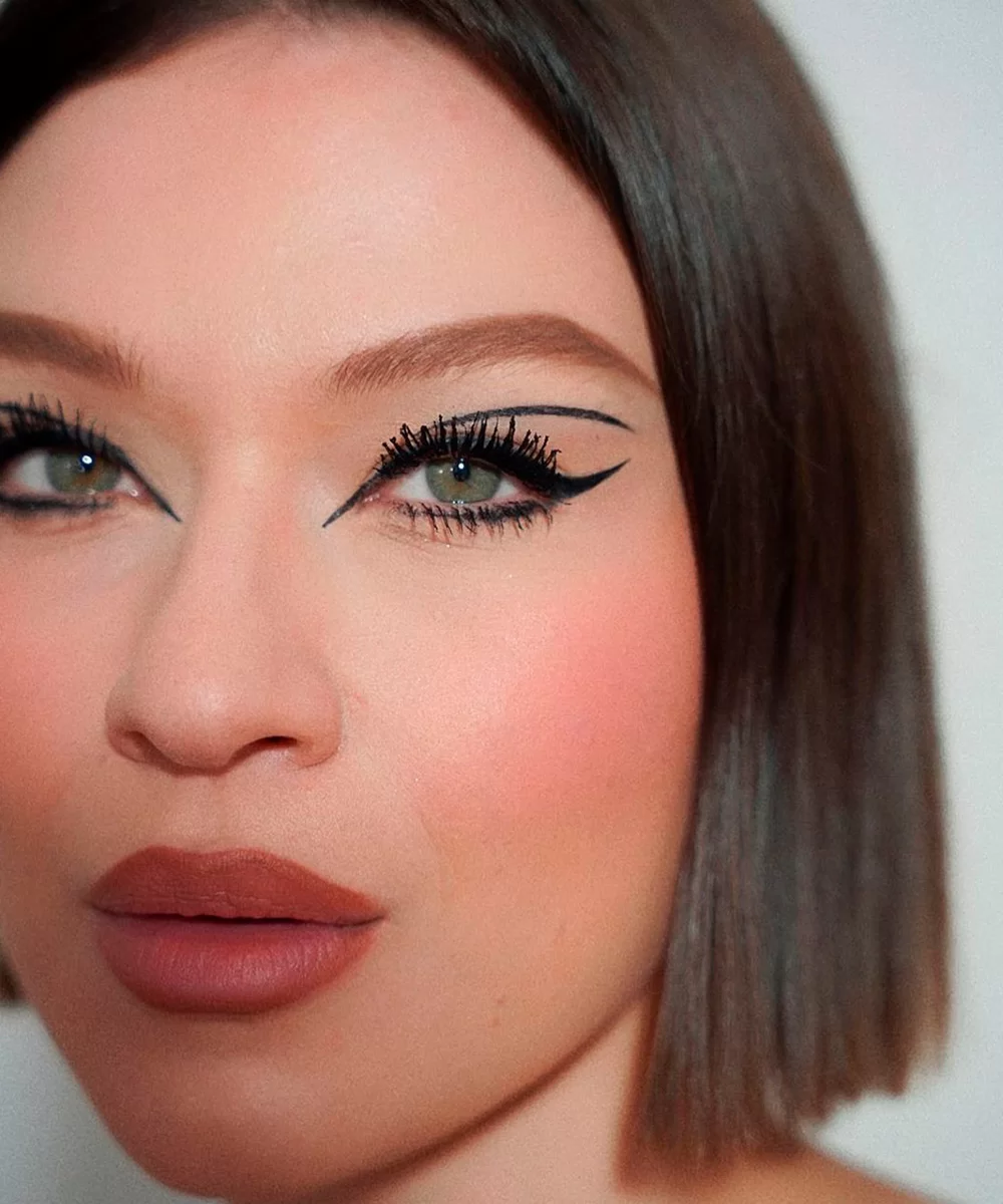 Maquiagem com delineado gráfico na cor preta