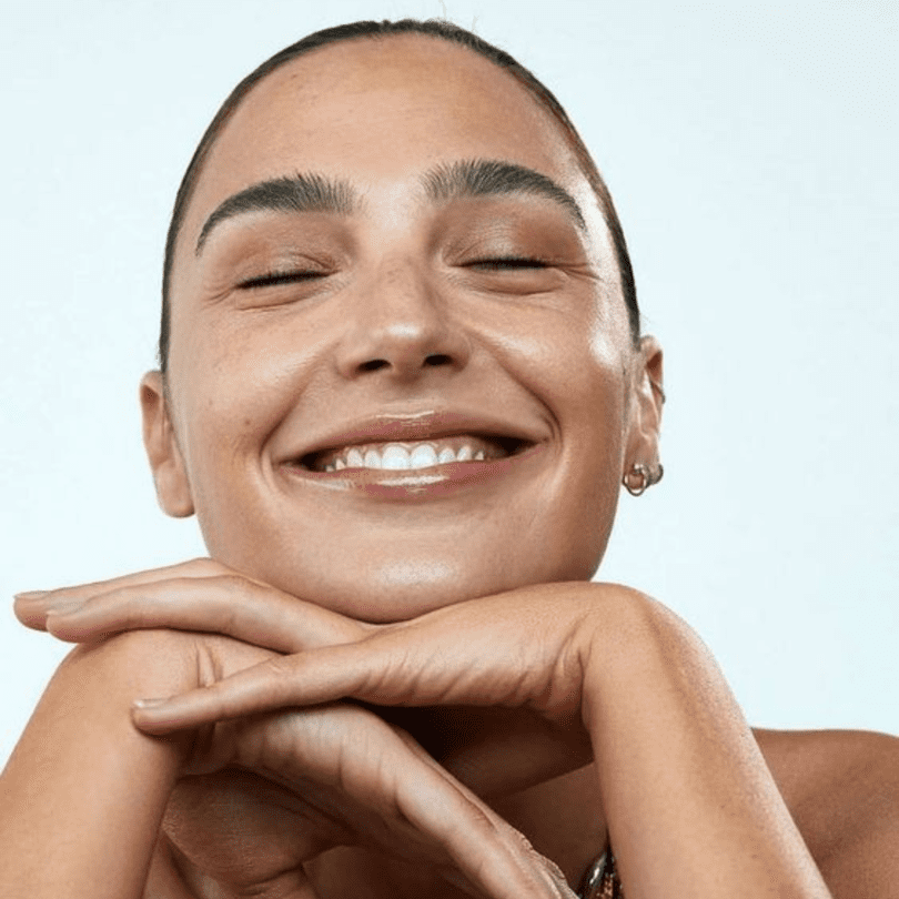 modelo com a pele saudável sorrindo 