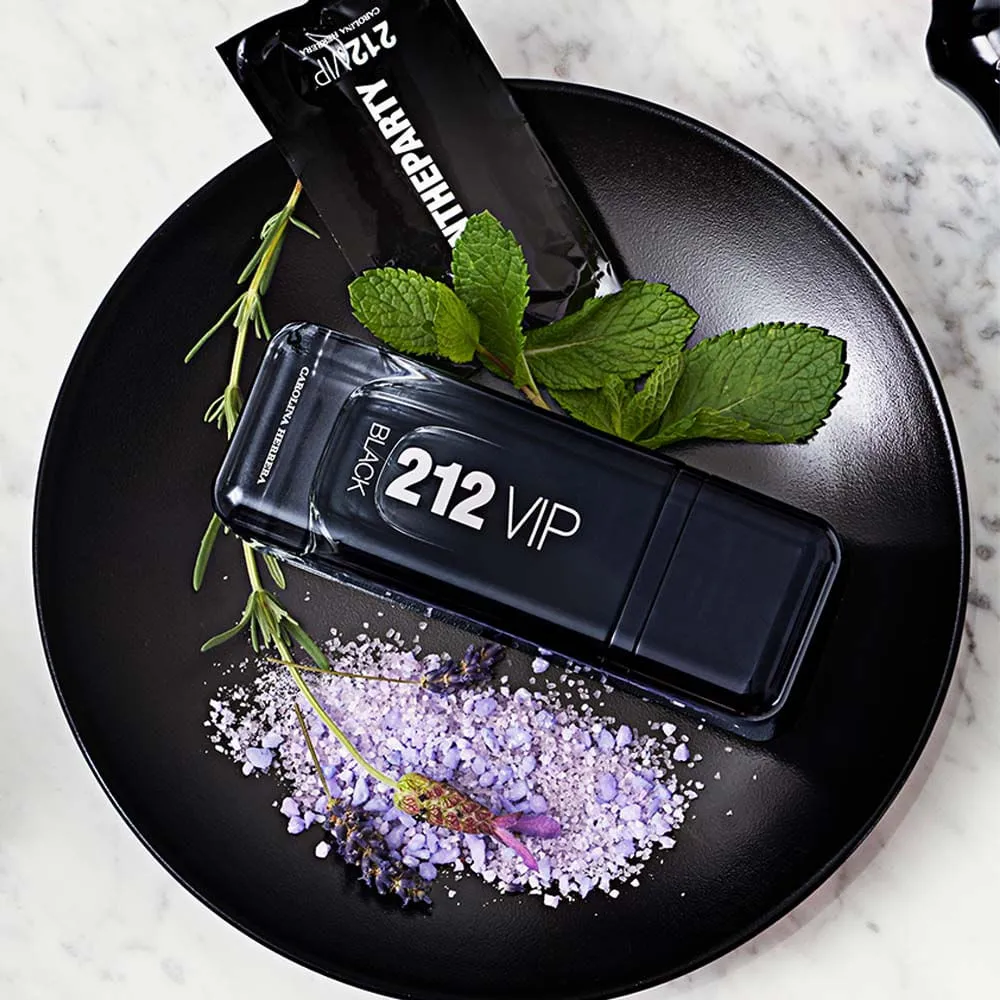 212 VIP Black ao lado de umas folhas de lavanda e hortelã