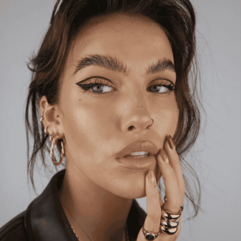 mulher com os olhos verdes e um delineado gráfico preto elegante