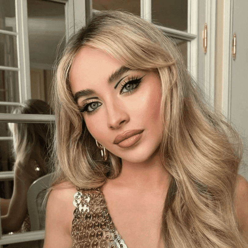 sabrina carpenter com delineado gráfico