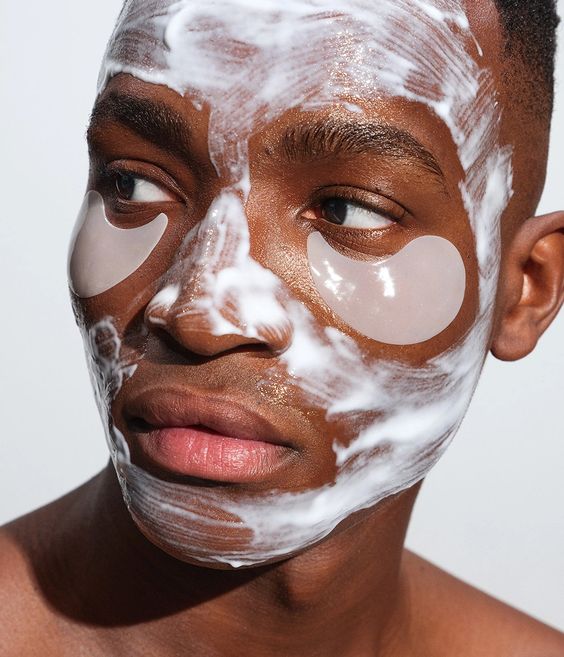 homem com máscara de rosto para tirar os cravos