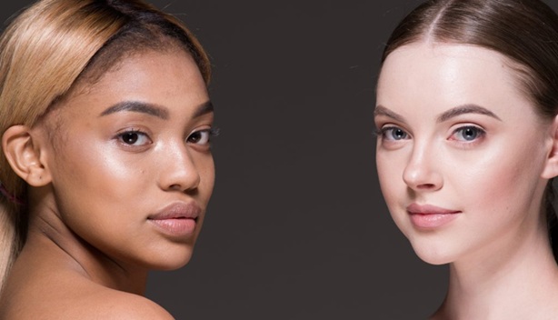 duas-mulheres-com-pele-soft-glow-tendencia-outono-2025-maquiagem